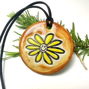Surly-Ramics Happy Daisy Ceramic Pendant Necklace w/ Faux Suede Cord New in Box
